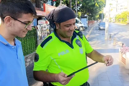 16 Yaşındaki Genç, Motosiklet Ehliyetini Aldıktan Sonra Trafik Polisiyle Sevincini Paylaştı