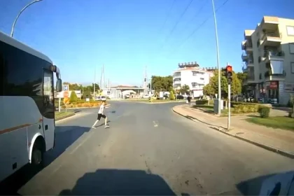 Ambulans Şoförü 1 Dakikada İki Kazayı Önledi