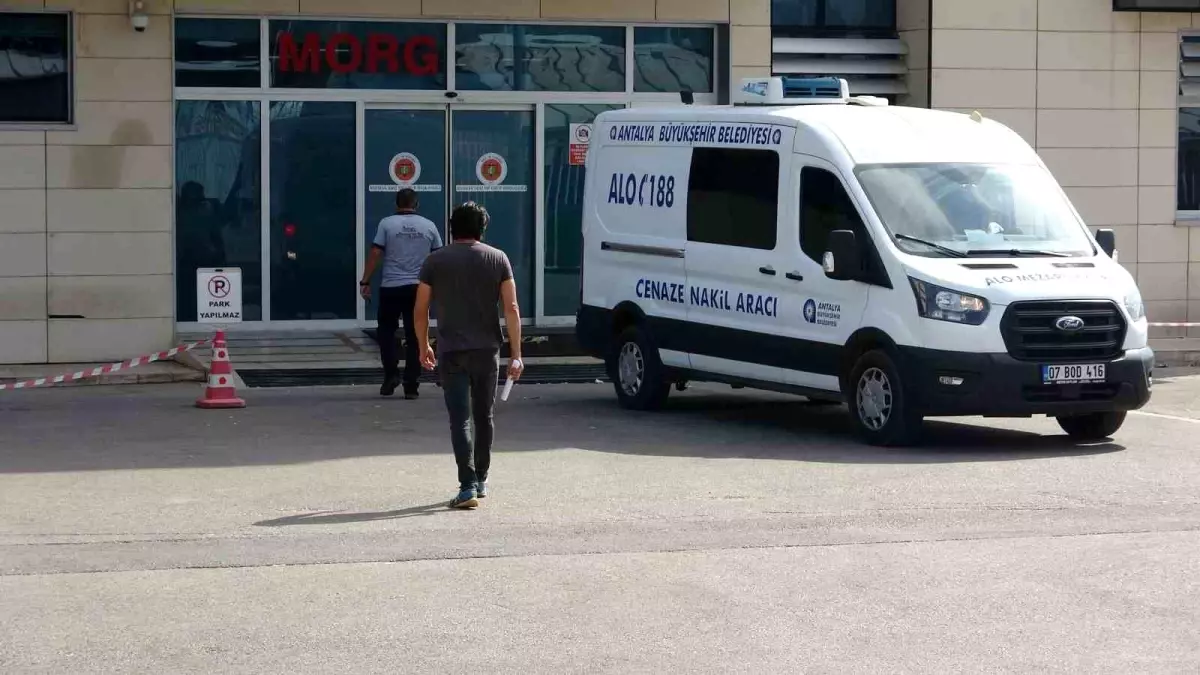 Anahtarını Unutunca Çatıdan Evine Girmeye Çalıştı, Düşerek Hayatını Kaybetti