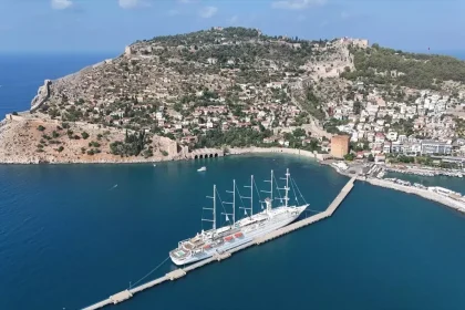 Dünyanın En Büyük Yelkenli Yolcu Gemisi Alanya Limanı