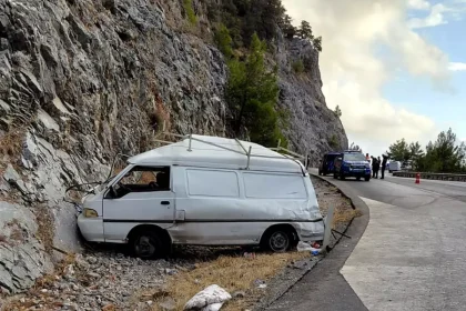 Minibüs ile Yolcu Otobüsü Çarpıştı: 1 Ölü, 1 Yaralı