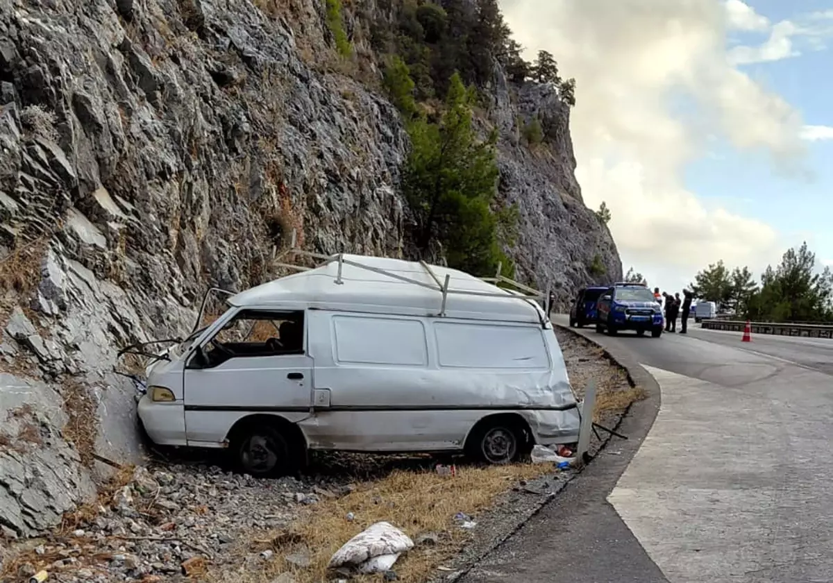 Minibüs ile Yolcu Otobüsü Çarpıştı: 1 Ölü, 1 Yaralı