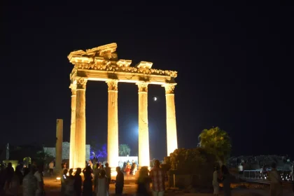 Turistler Apollon Tapınağı