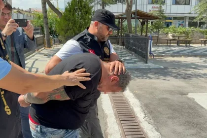 Valiye hakaret etti, tatil yaptığı otelde gözaltına alınıp tutuklandı