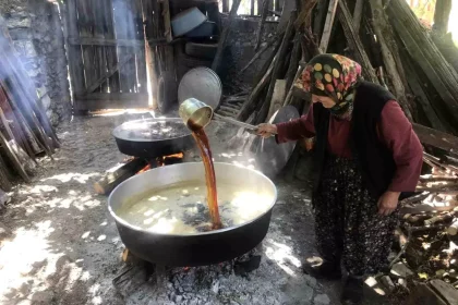 50 kiloluk kazanlarda 1 litre külle kaynatılıyor, kilosu 500 liradan satılıyor