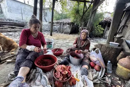 Akseki Kadınlarından Doğal Nar Ekşisi Üretimi