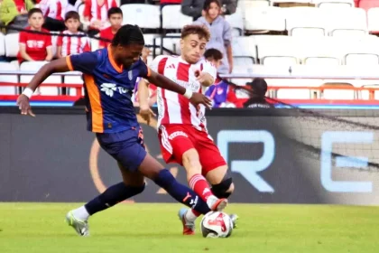 Antalyaspor - RAMS Başakşehir Maçında İlk Yarının Özeti: 0-2