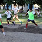 Muhtarın Girişimiyle Mahallede Futbol Sahası Açıldı