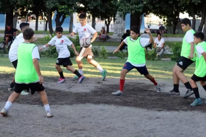 Muhtarın Girişimiyle Mahallede Futbol Sahası Açıldı