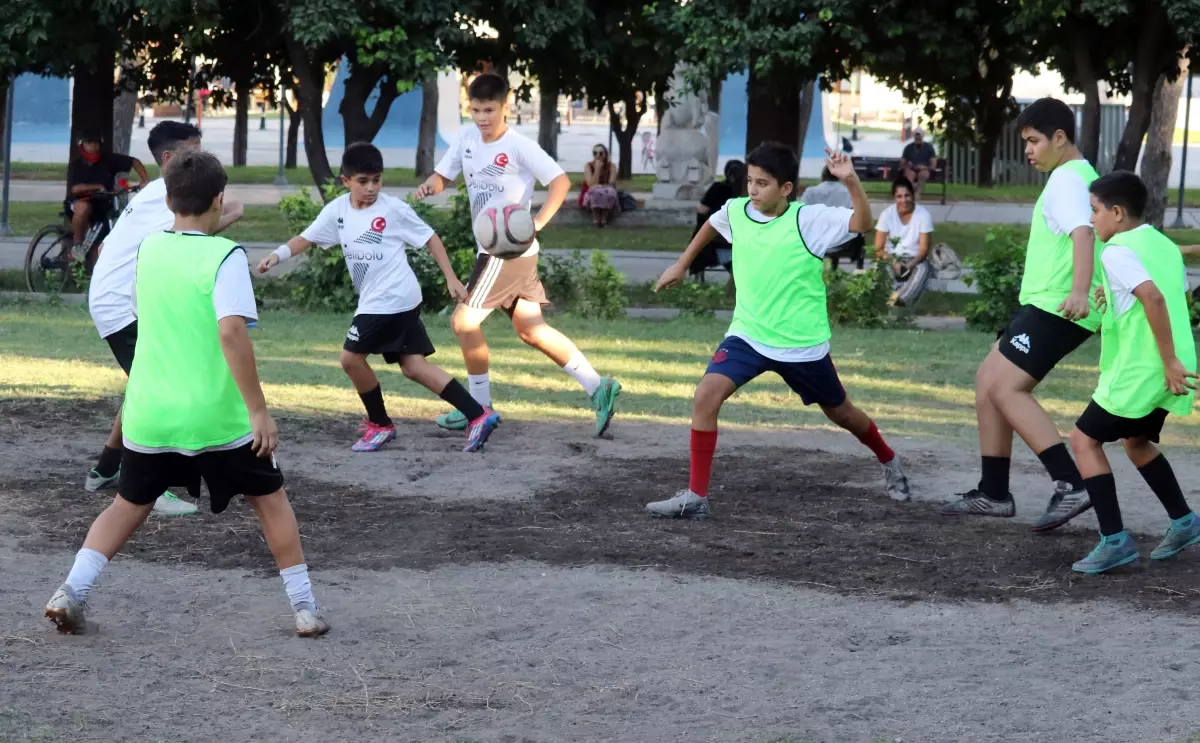 Muhtarın Girişimiyle Mahallede Futbol Sahası Açıldı