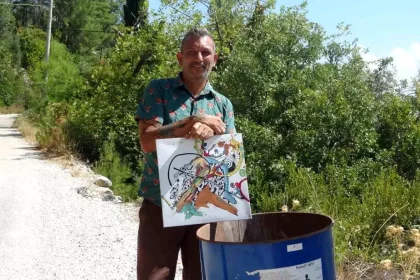 Ressam Efe Işıldaksoy, 11 Yılda 2 Bin 175 Tablosunu Çöpe Attı