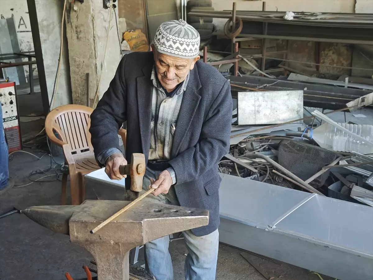 77 Yaşındaki Usta Demirci, 57 Yıldır Geleneksel Mesleğini Sürdürüyor