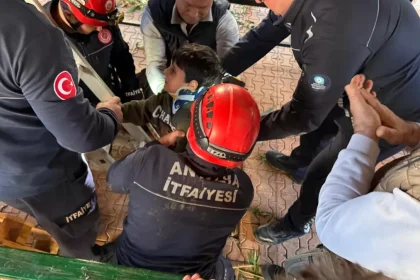 Foseptiğe düşen 6 yaşındaki Eyüp kurtarıldı, annesi çalışmaları gözyaşlarıyla izledi