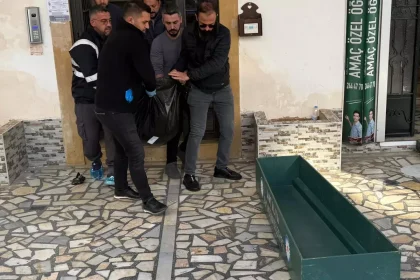 Hastaneye gitmek için sözleştiği kızı tarafından evinde ölü bulundu