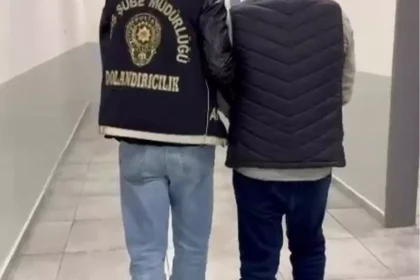 Kendisini polis olarak tanıtan dolandırıcı tutuklandı