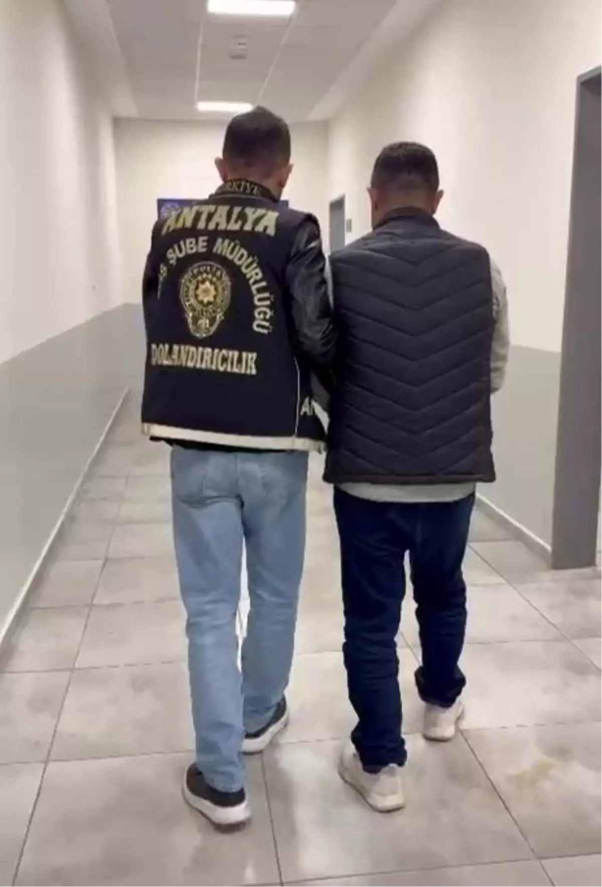 Kendisini polis olarak tanıtan dolandırıcı tutuklandı