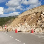 Antalya-Kumluca yolunda heyelan; trafik tek şeritten veriliyor