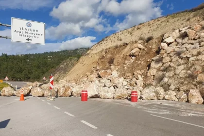Antalya-Kumluca yolunda heyelan; trafik tek şeritten veriliyor