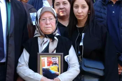 Darp sonucu ölen genç paramediğin annesi mahkemede gözyaşlarına boğuldu