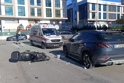 Devrilerek sürüklenen motosikletli otomobile çarptı