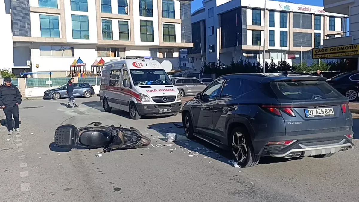 Devrilerek sürüklenen motosikletli otomobile çarptı
