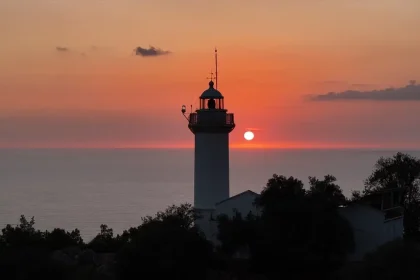 Gelidonya Feneri denizcilere ışık olmayı sürdürüyor