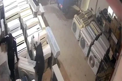 Klimayı çalarken önce kameraya, sonra polise yakalandılar