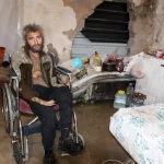 Muşambayla çevrili alanda yaşam mücadelesi veren engelli, hastaneye yatırıldı