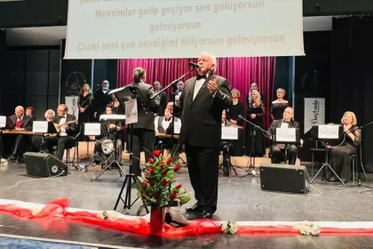 Müziğin birleştirici gücünde buluşan farklı mesleklerden emekliler kulakların pasını siliyor
