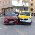Sağa dönmek için sinyal verip önce sol şeride geçen otomobile yandan çarptı