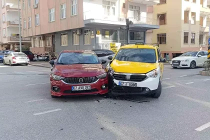 Sağa dönmek için sinyal verip önce sol şeride geçen otomobile yandan çarptı