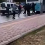 Seyir halindeki araçlara tutunarak patenle yolculuk yapan 2 çocuğa adli işlem