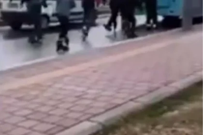 Seyir halindeki araçlara tutunarak patenle yolculuk yapan 2 çocuğa adli işlem