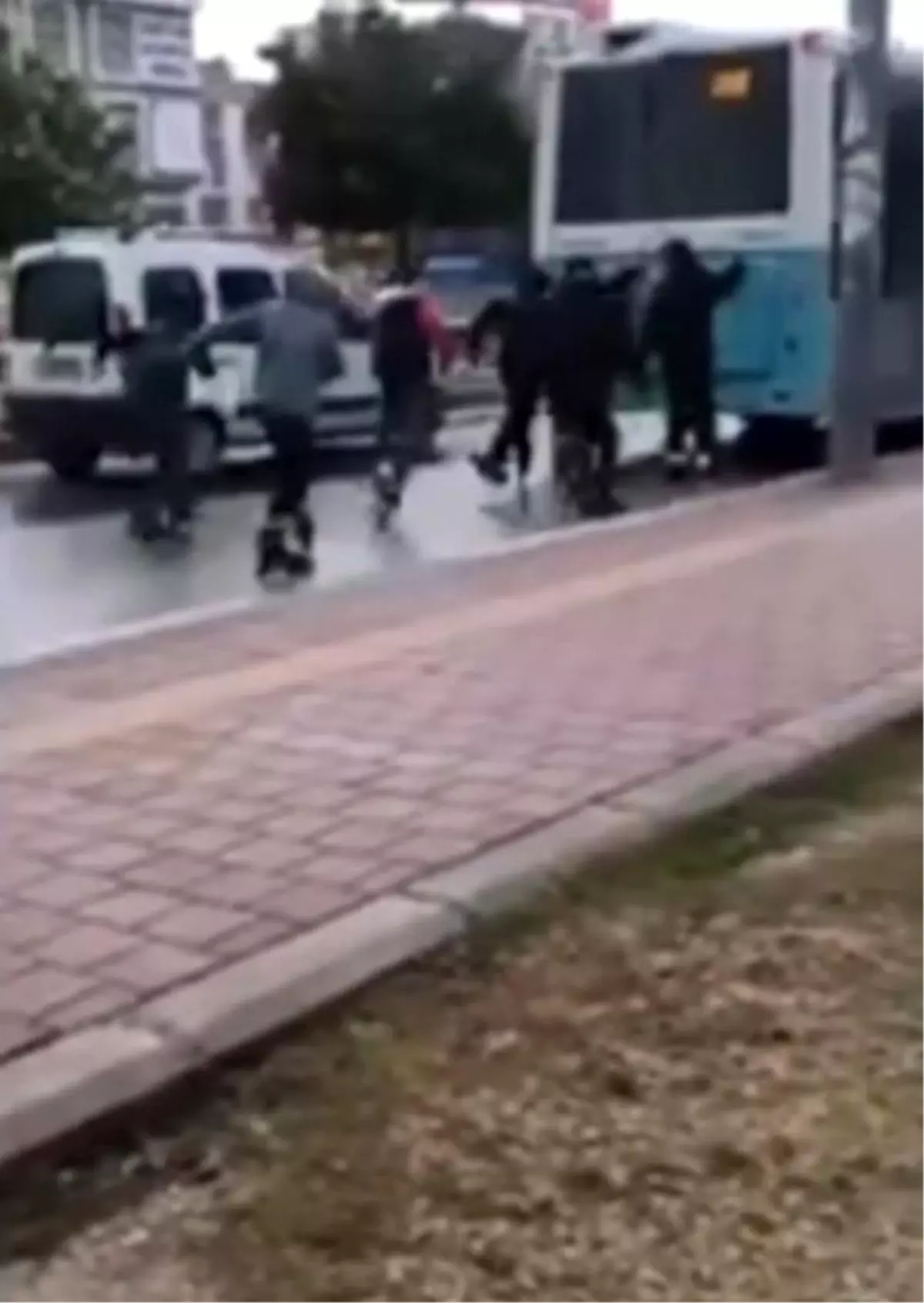 Seyir halindeki araçlara tutunarak patenle yolculuk yapan 2 çocuğa adli işlem