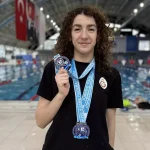 Yüzmede Türkiye şampiyonlukları bulunan Melisa Zobar