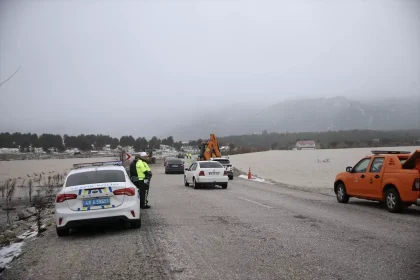 Antalya-Fethiye kara yolunda su baskını nedeniyle ulaşım kontrollü sağlanıyor