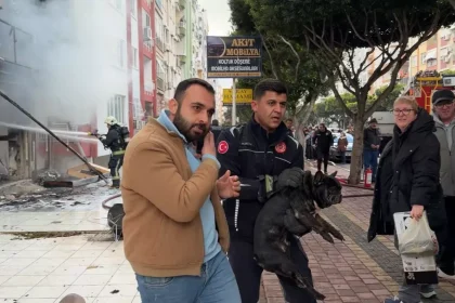 Atölyedeki yangında 4 köpeği itfaiye erleri kurtardı
