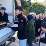Kaskını kız arkadaşına verdiği kazada hayatını kaybeden motosiklet sürücüsü için lokma dağıtıldı