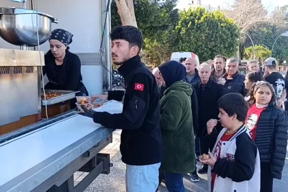 Kaskını kız arkadaşına verdiği kazada hayatını kaybeden motosiklet sürücüsü için lokma dağıtıldı