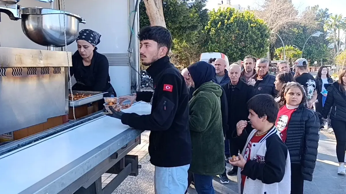 Kaskını kız arkadaşına verdiği kazada hayatını kaybeden motosiklet sürücüsü için lokma dağıtıldı