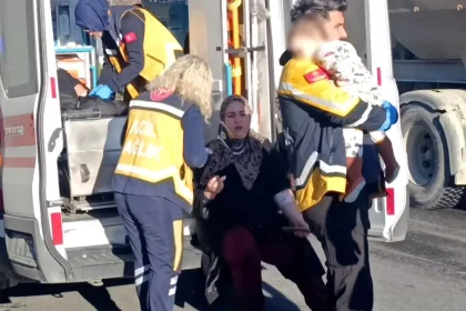 Zincirleme kazada annesi yaralanan bebek 112 görevlisinin kucağında annesini bekledi