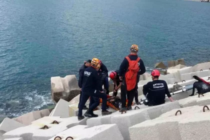 Balık tutmak için gittiği dalga kıranda düşerek mahsur kaldı