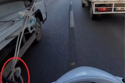 Kamyonetten sarkan ipe dolanan motosikletli ölümle burun buruna geldi