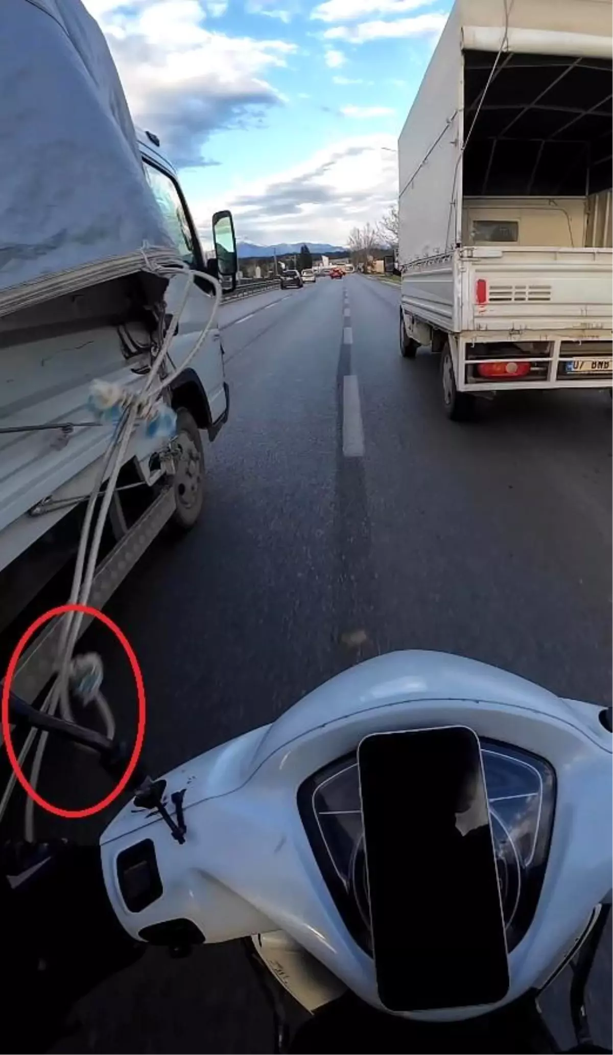 Kamyonetten sarkan ipe dolanan motosikletli ölümle burun buruna geldi
