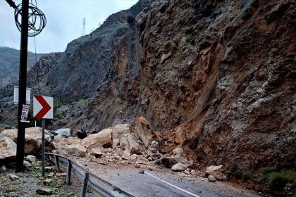 Mersin-Antalya kara yolunda heyelan meydana geldi