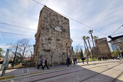 Tramvay tehdidindeki 2 bin yıllık burçlara tel örgülü önlem
