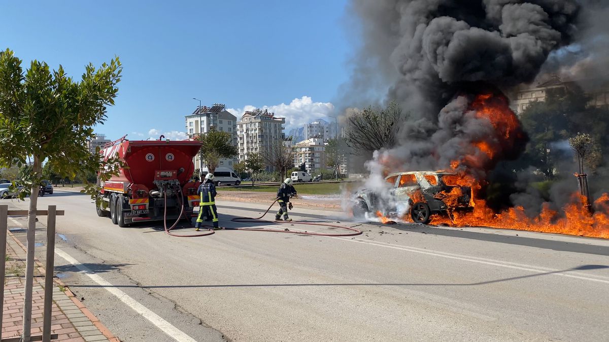 Alev alan otomobilindeki kedisini son anda kurtardı