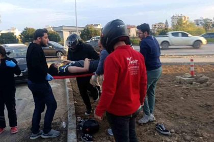 Çarpmanın etkisiyle 20 metre fırlayıp refüjdeki toprağa düşüp hayata tutundular: 2 yaralı