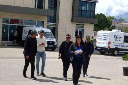 Ekmek almak için markete giden yaşlı adam çöp kamyonunun altında hayatını kaybetti