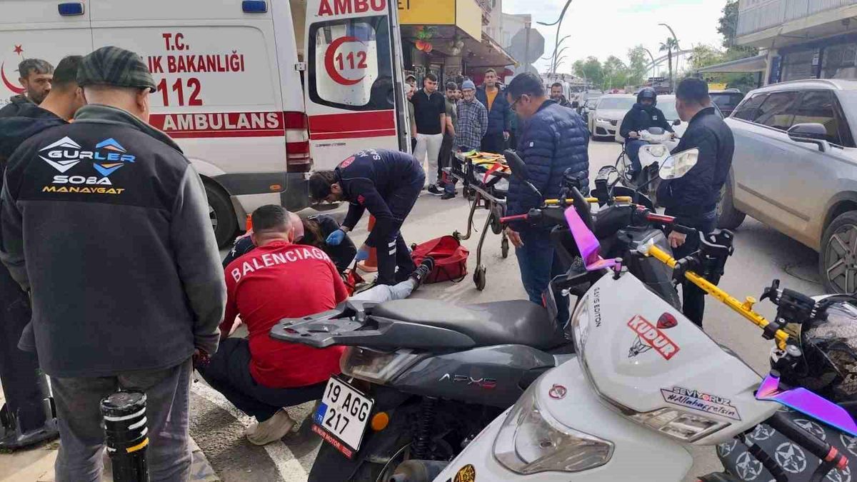 Hafif ticari araç ile motosiklet çarpıştı o anlar güvenlik kamerasına yansıdı: 1 yaralı